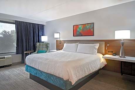 King Room with Accessible Tub - Mobility Access