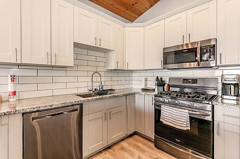 Luxury Lakefront Escape w Games Room