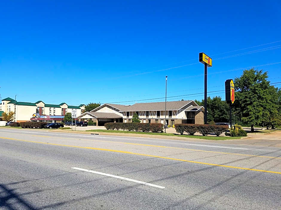 Super 8 by Wyndham Bentonville