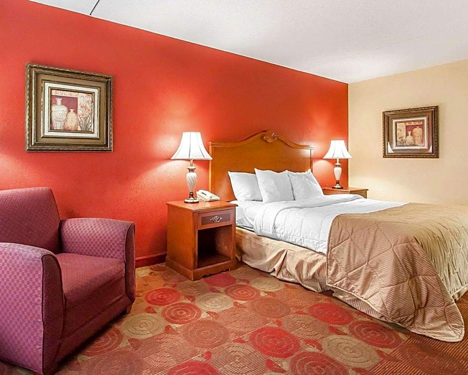 Clarion Inn & Suites University Center