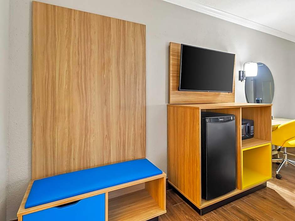 Days Inn by Wyndham Houston East