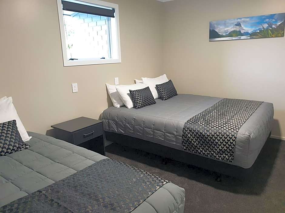 Lakeside Motel & Apartments