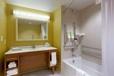 2Queen Mobilty/Hearing Access Tub Studio Nosm