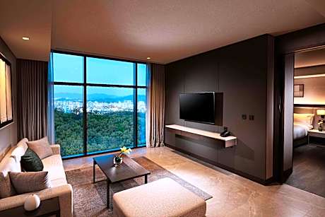 King Deluxe One Bedroom Suite Forest View