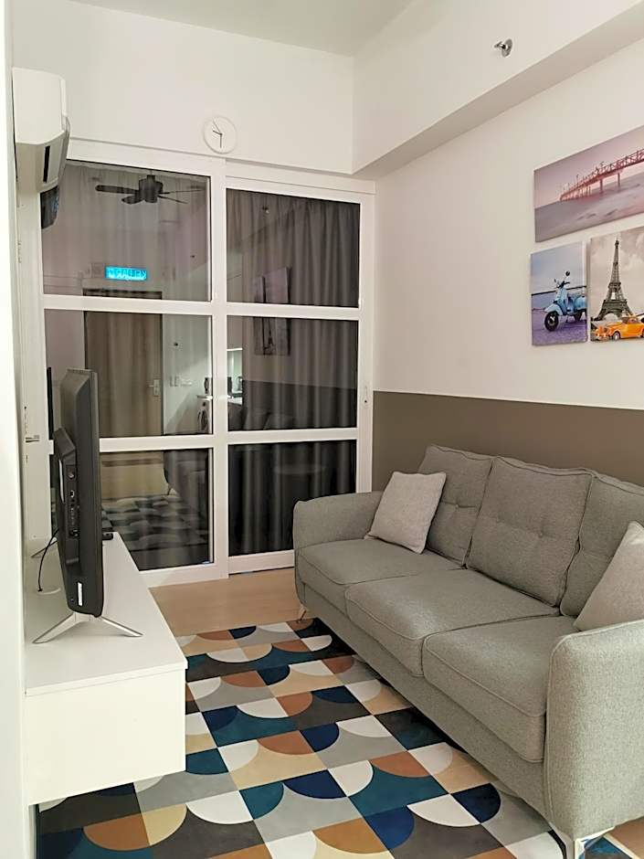REVO at AURORA PLACE, Pavilion 2, 5 Minutes To AXIATA ARENA BUKIT JALIL FREE WIFI by De Harlequins Guesthouse