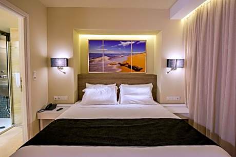 Junior Suite with Side Sea View