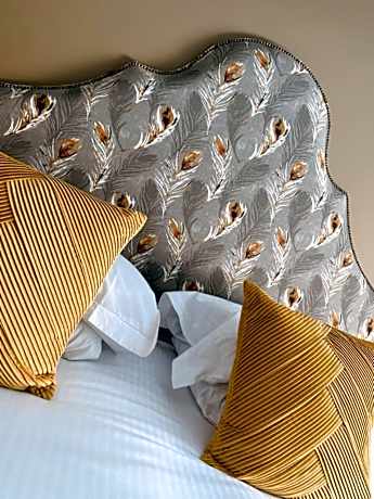 The Lounge Hotel & Bar