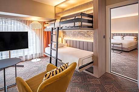 King Family Room With Bunk Beds