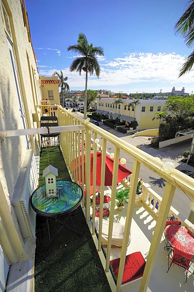 Palm Beach Hotel with Juliette Balconies! 2 blocks from beach! Historic Landmark