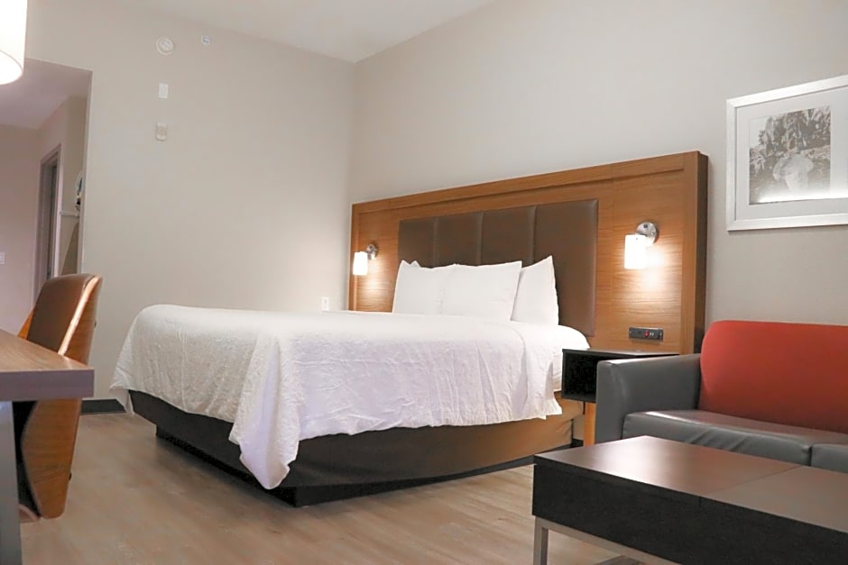 Days Inn & Suites by Wyndham Fort Myers Near JetBlue Park