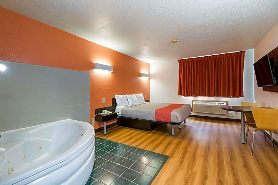Motel 6-Davenport, IA
