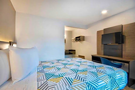 Deluxe Queen Suite