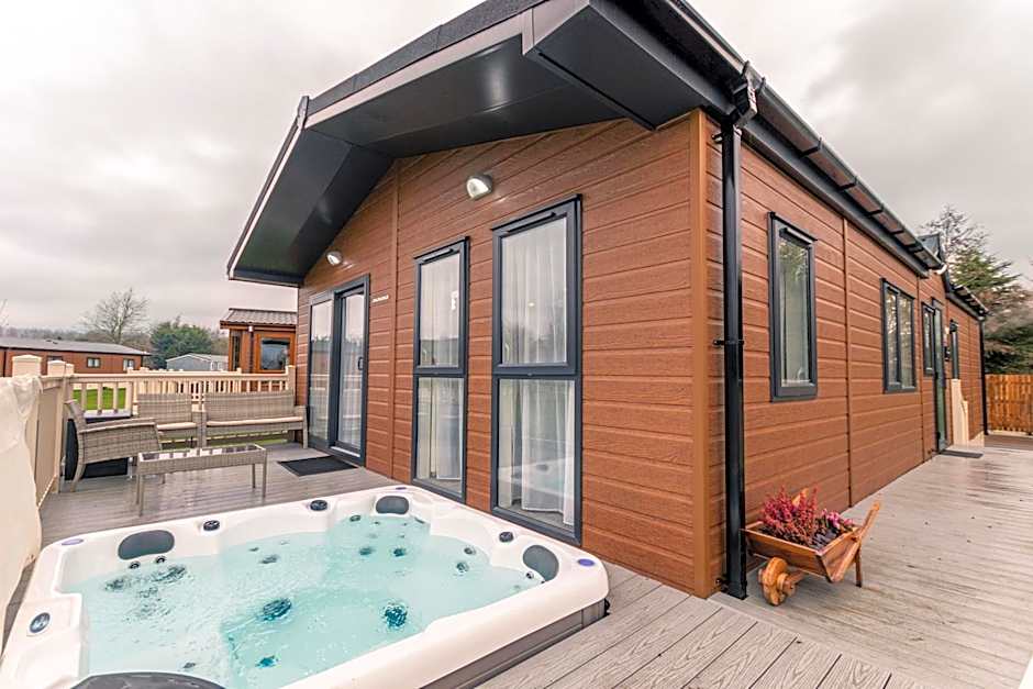 Garden View Lodge with Hot Tub