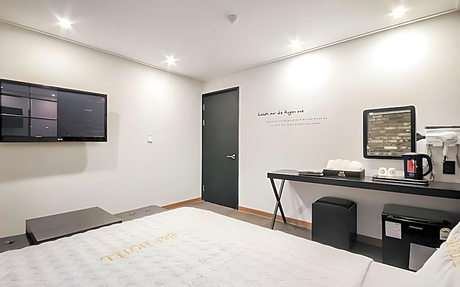 B&F Hotel