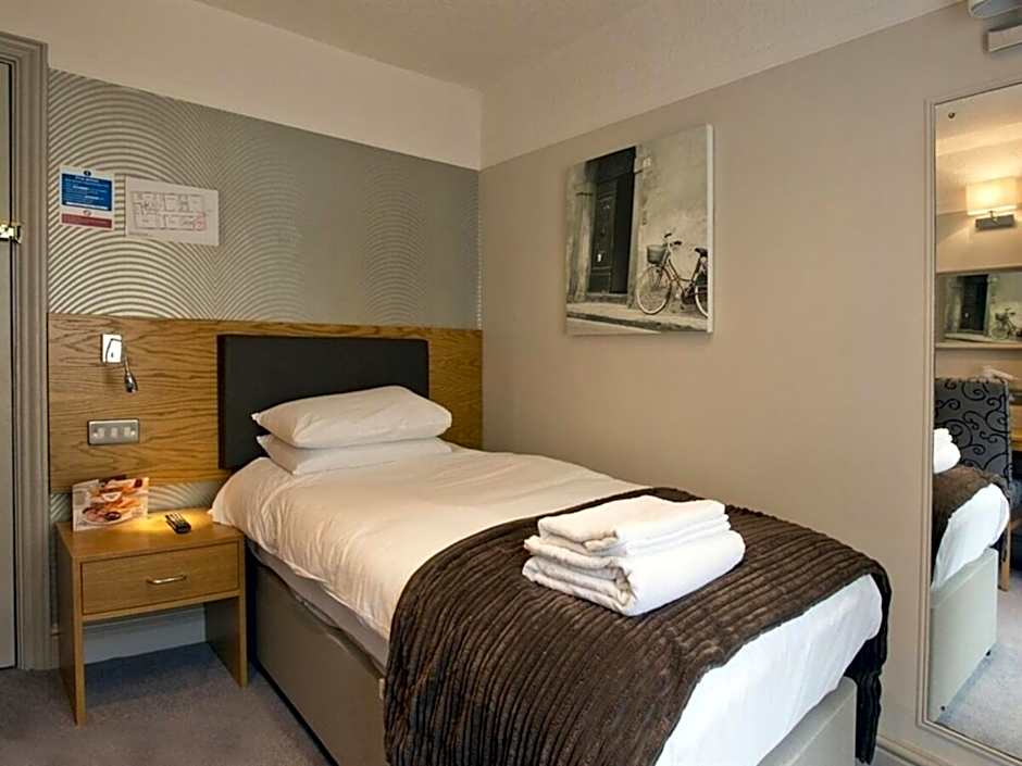 OYO The Red Lion Hotel