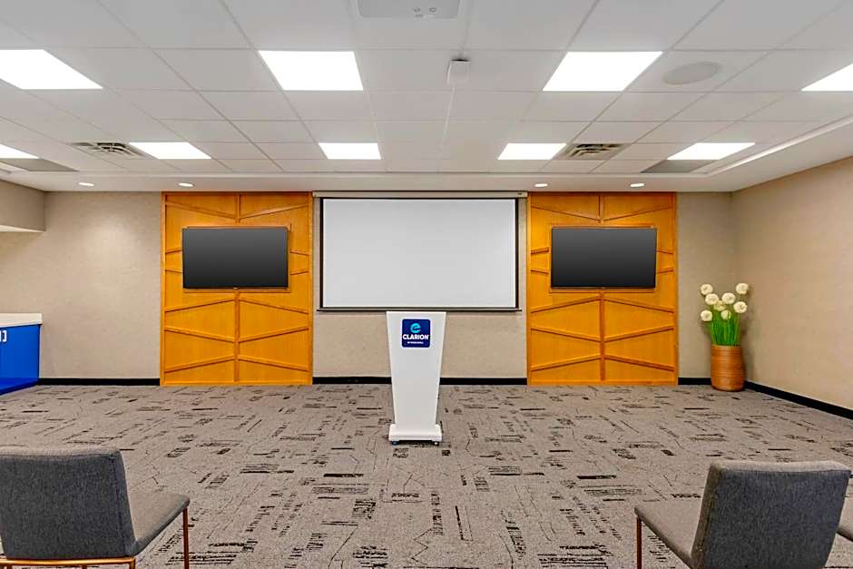 Clarion Lakeside Inn & Conference Centre