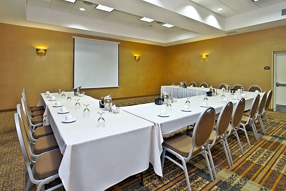 Holiday Inn & Suites Green Bay Stadium by IHG