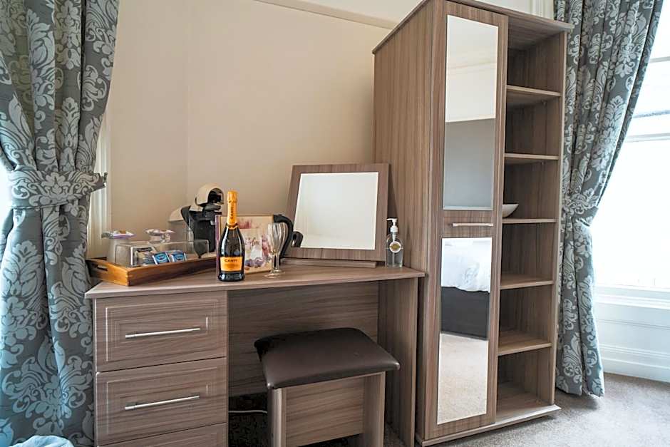 Johnny Dough's Conwy with Rooms