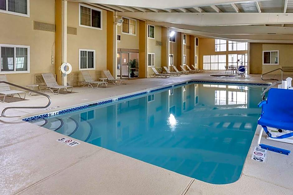 Comfort Inn City of Natural Lakes