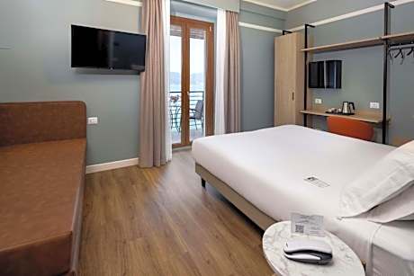 Superior Queen Room with Single Bed