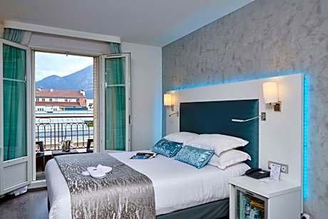 Comfort Queen Room with Balcony - Non-Smoking