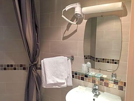 Two Adjacent Double Rooms (non connecting)