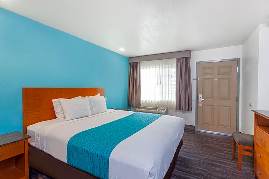 Howard Johnson by Wyndham National City/San Diego South