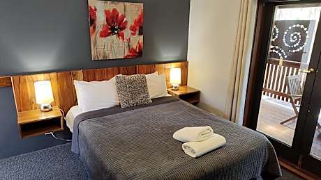 Queen Room with Courtyard View