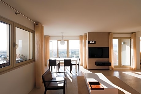 Two bedroom Apartment With Sea View 
