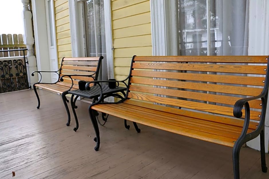 Prytania Oaks Hotel