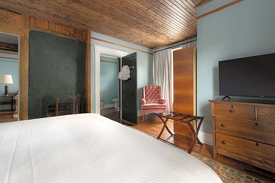 The NuWray Hotel & Carriage House