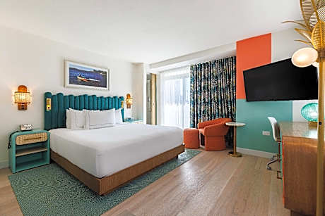 1 King Bed Green Tower