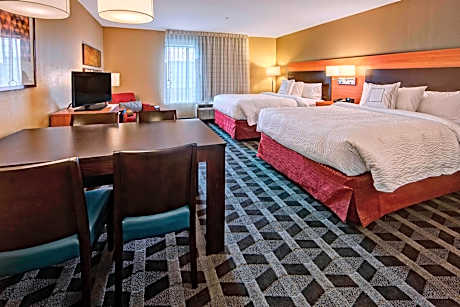 Studio with Two Queen Beds - Hearing Accessible