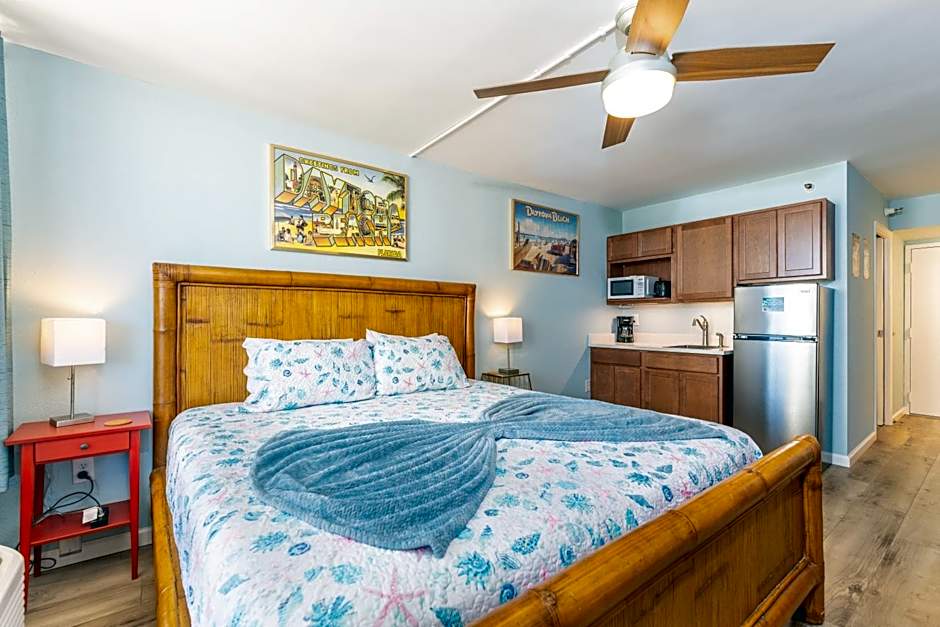 MCM Retro Beachfront Studio Great View, King Bed Remodeled
