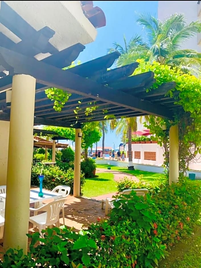 VILLA PARA 8p 6A 2M dentro del HOTEL a un costado del Krystal IXTAPA cuenta con playa y WIFI