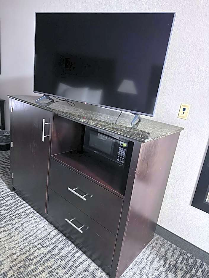 La Quinta Inn & Suites by Wyndham Louisville East