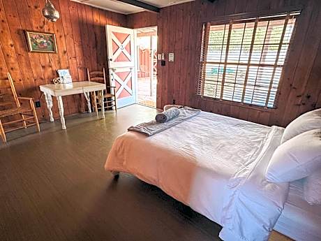 Room 3 - Downtown Joshua Tree Motel - Pet Friendly - Walk to Shops & Visitor Center, Minutes to Park Entrance