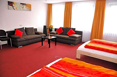 Family Room (4 - 6 adults)