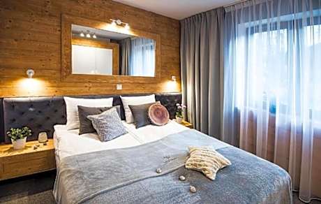 Deluxe Two-Bedroom Apartment with Fireplace, air conditioning and Balcony or Terrace