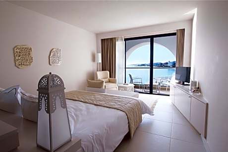 Deluxe Twin or Double Suite Sea & Pool View