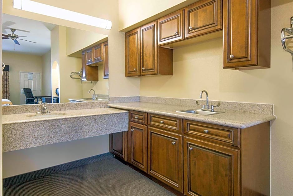 Days Inn by Wyndham Baytown East