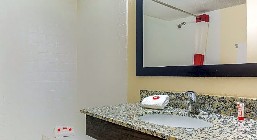 OYO Hotel Moline Downtown IL I-74 North