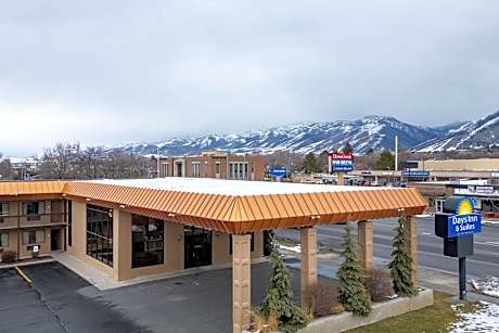 Days Inn & Suites by Wyndham Logan