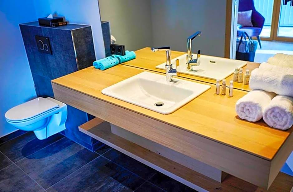 Wellness und Brunch Hotel MorgenZeit beheizter Naturpool mit Sandstrand Genuss Frühstück bis 13 Uhr Hochkönig Sommercard