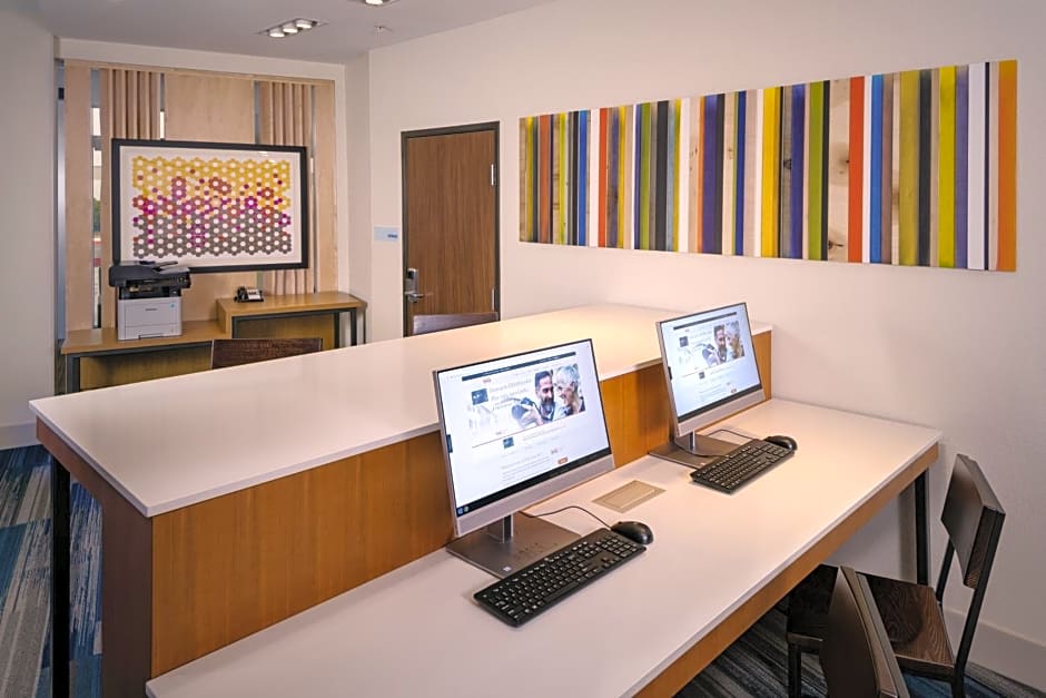 Holiday Inn Express & Suites - Medford, an IHG Hotel