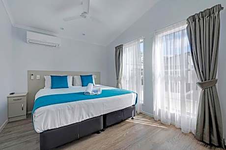 Deluxe Lakeside 2 Bedroom - Sleeps 6