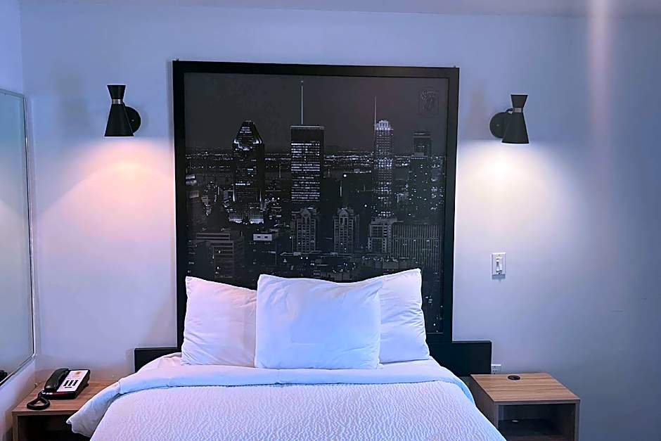 Super 8 by Wyndham Montreal