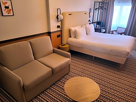 Executive Queen Room with Sofa Bed - Non-Smoking