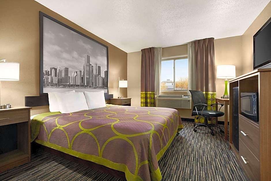 Super 8 by Wyndham Joliet I-55 N/Chicago