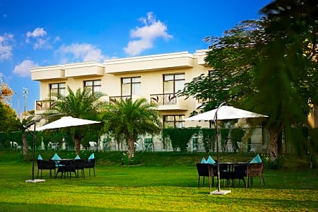 TreeHouse Sunrise Resort & Caravan Park Neemrana
